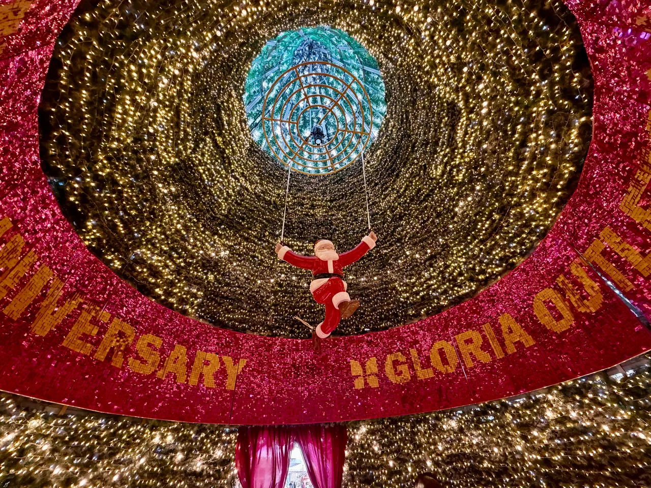 20米「飘雪穿越圣诞树」可走进圣诞树内参观。庄伟祺摄