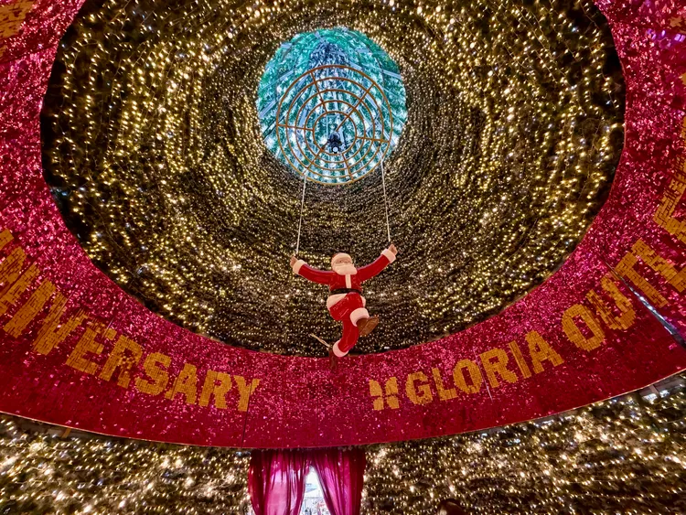 20米「飄雪穿越聖誕樹」可走進聖誕樹內參觀。莊偉祺攝