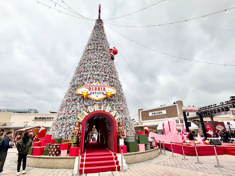 華泰名品城為歡慶園區邁入第10個年頭，今（21日）特別打造20米「飄雪穿越聖誕樹」於二期廣場亮相。莊偉祺攝