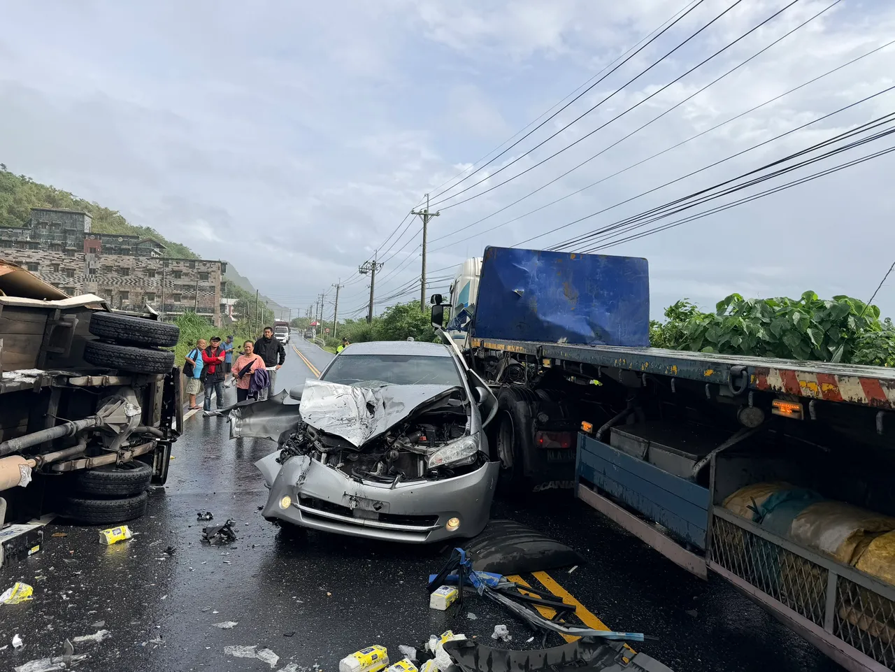 拖板车撞上2车造成台11线39K交通受阻。民众提供