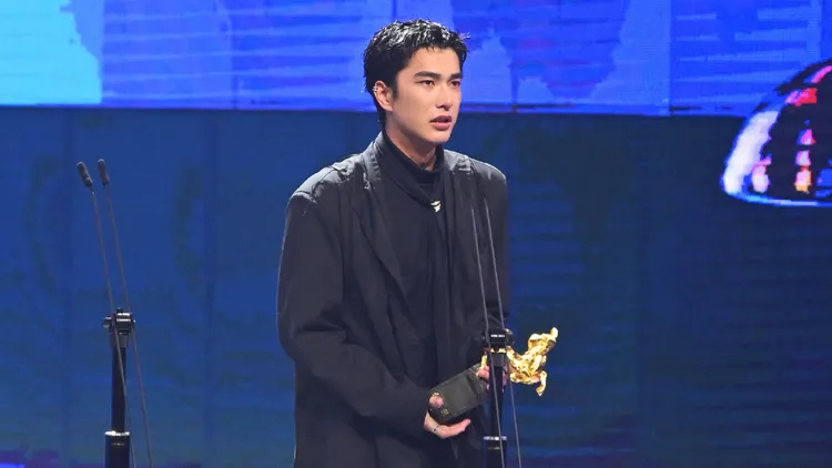 曾敬驊一路哭上台，致詞時也淚流不止。金馬執委會提供