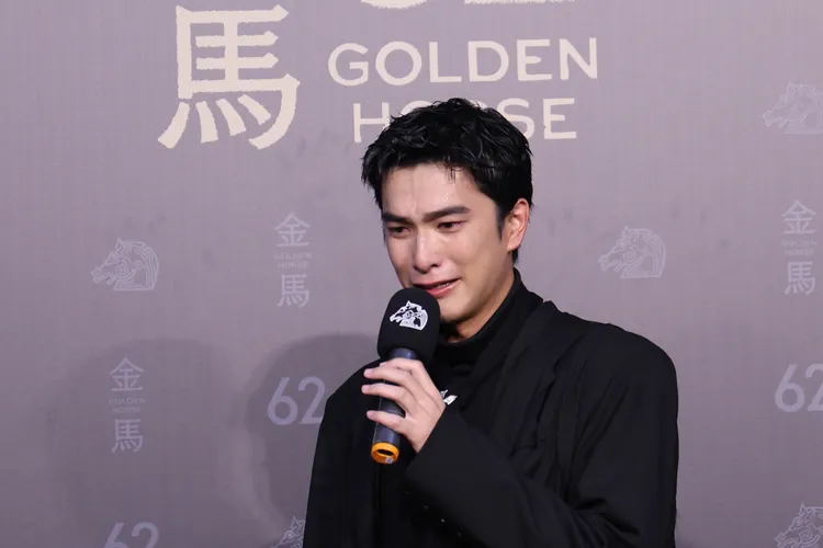 曾敬驊哭到不能自已。攝影中心攝