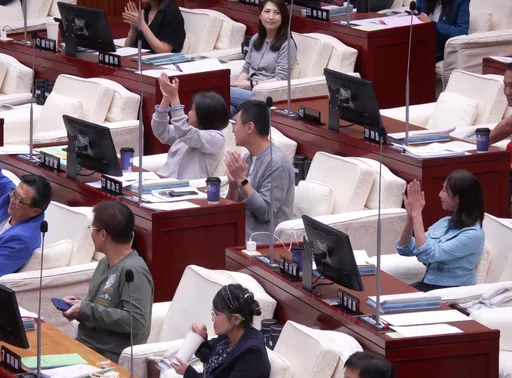 解约新寿！议会首见全体开心鼓掌　游淑慧：权利金从44亿飙升109亿