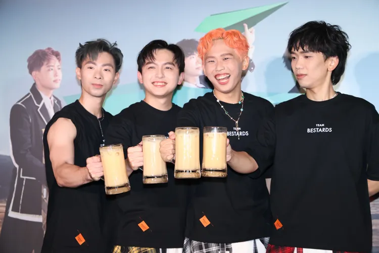 理想混蛋特調雙蛋蜜汁，開心宣布明年南下高雄續唱。莊宗達攝