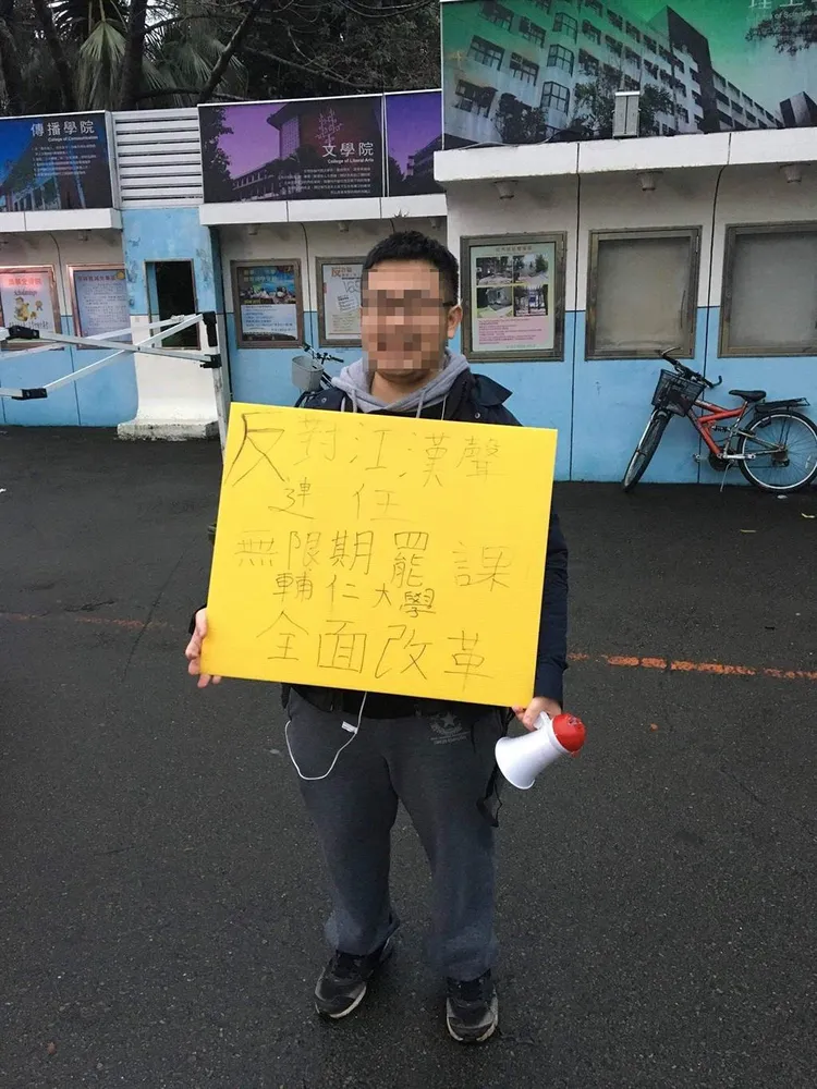 刺傷江漢聲的曾姓嫌犯，正是活耀於當時抗議活動中的學生。翻攝畫面