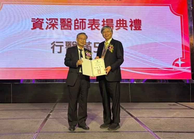 江汉声(右一)行医满50年，近日获新北市医师公会颁发114年度资深医师奖。翻摄自辅大医院脸书