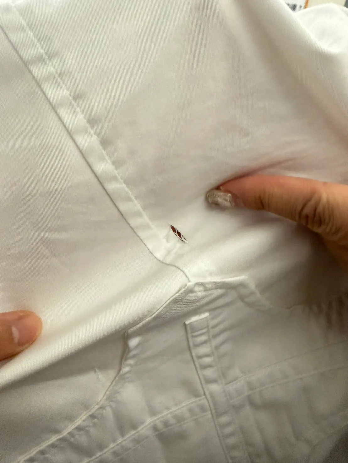 江汉声医师袍遭刺穿一个洞。翻摄画面