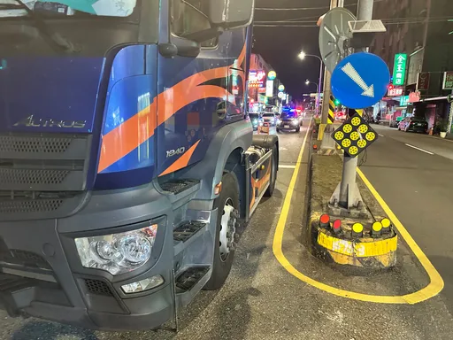 过马路未走行人穿越道遭绿灯起步大货车撞倒　女子多处骨折送医