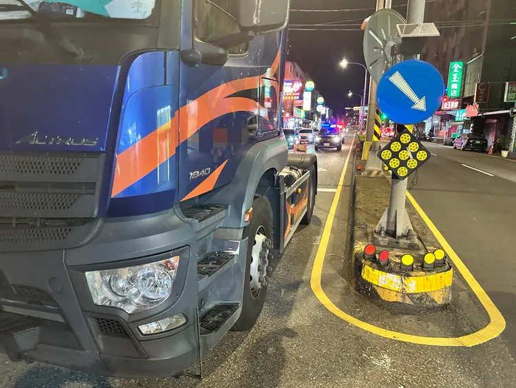 女子逕自穿越車道遭大貨車撞倒。中壢警分局提供