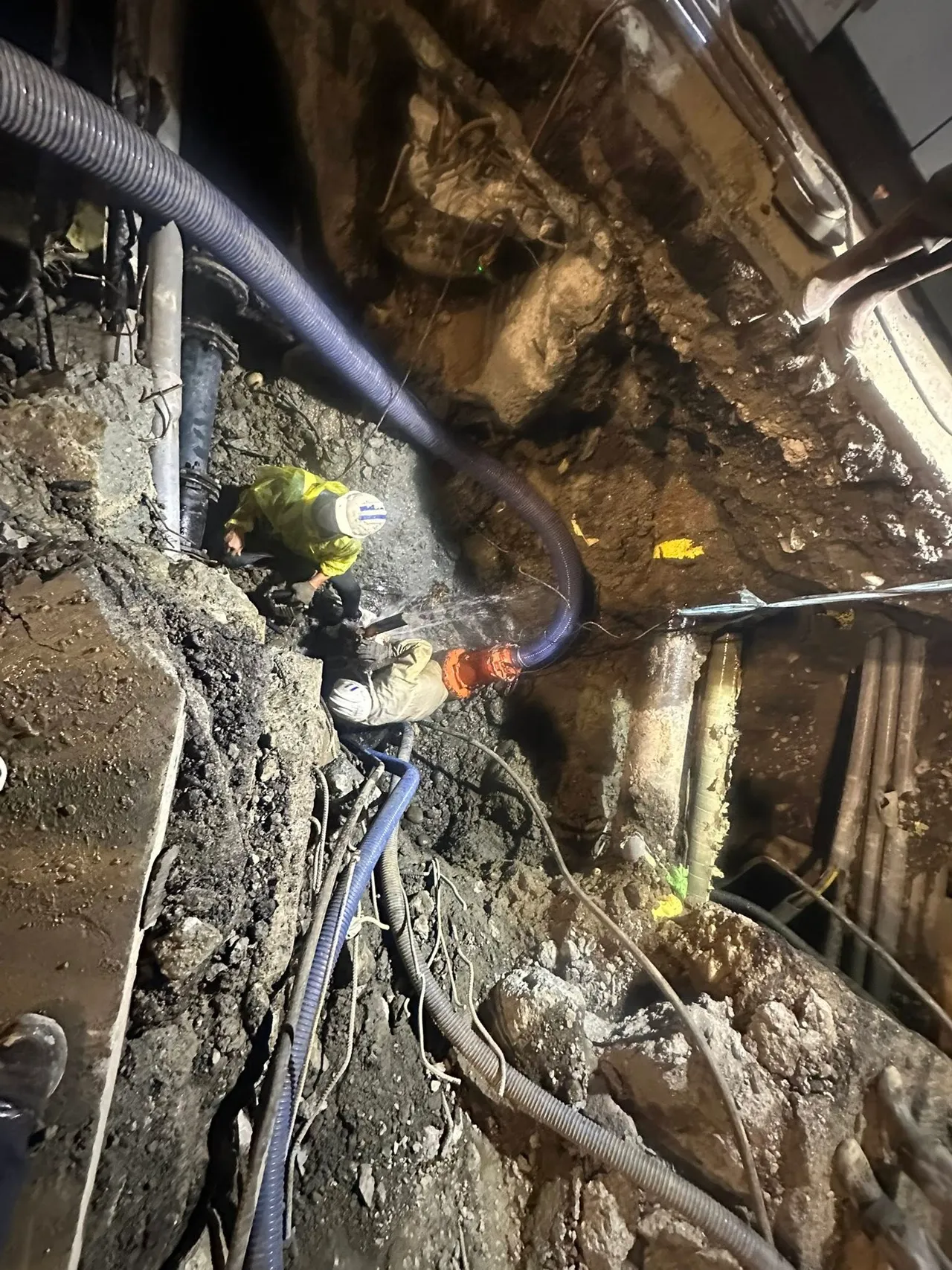 台電在板橋區四川路二段及高爾夫路口施工時，不慎挖斷自來水管，聯繫台水搶修。翻攝黃淑君臉書