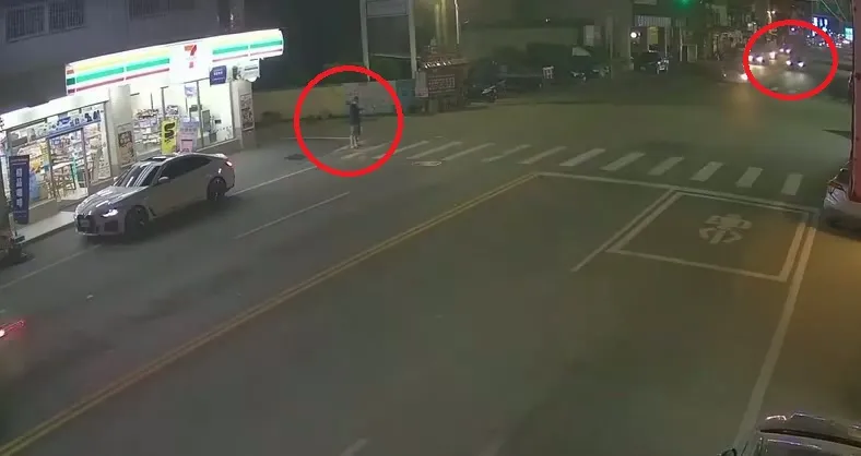 李男准备过马路（左），被沈男驾驶的BMW违规超车（右）撞上。民众提供