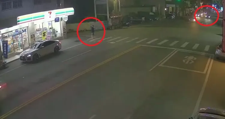 李男準備過馬路（左），被沈男駕駛的BMW違規超車（右）撞上。民眾提供