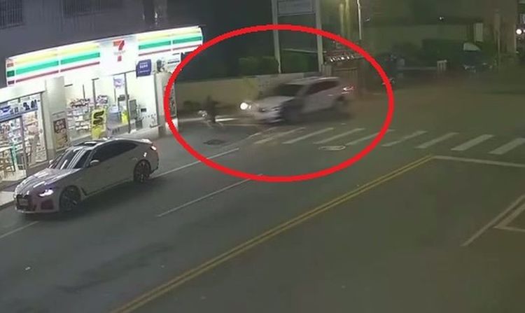 砲彈飛車畫面曝光！彰化BMW違規超車撞飛行人　衝超商釀4傷