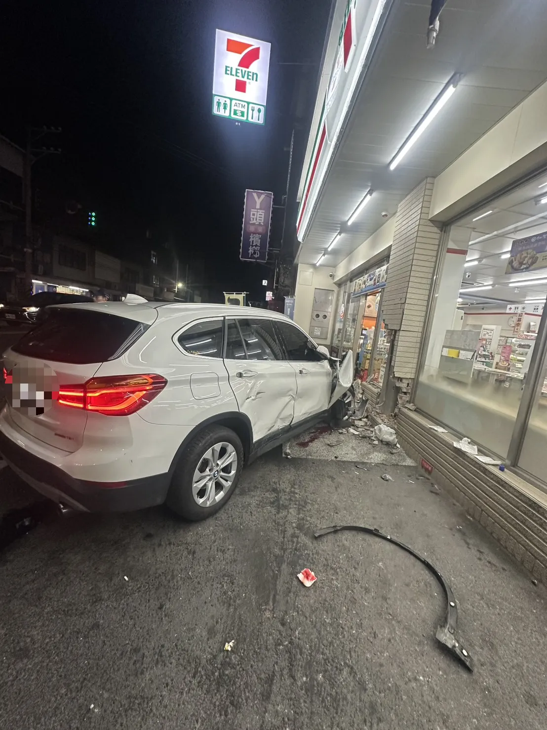 BMW违规超车酿祸。民众提供