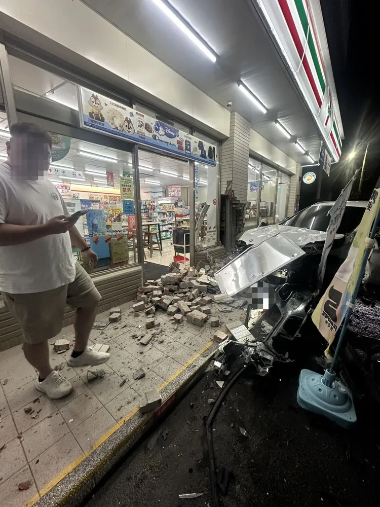 超商大門被撞破，磚塊也碎裂四散。民眾提供