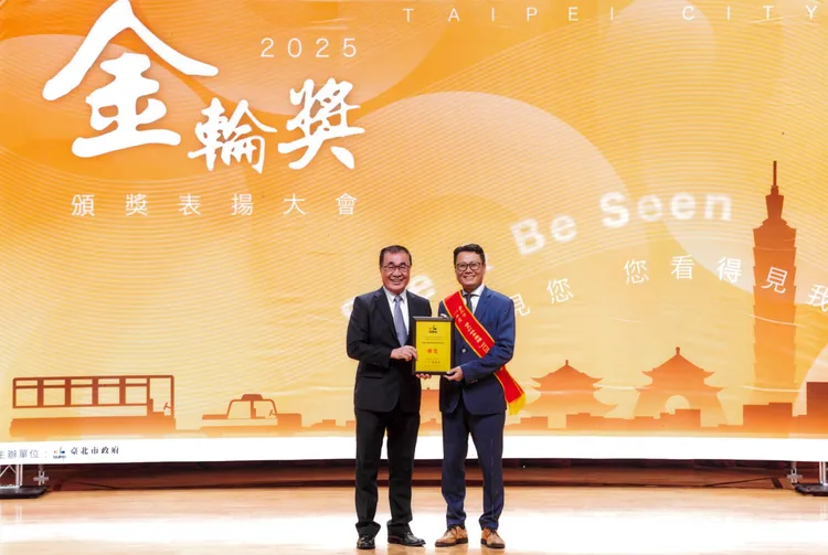 北市副市长李四川(左)与和泰移动总经理叶俊谷(右)，于2025金轮奖颁奖表扬大会合照。业者提供