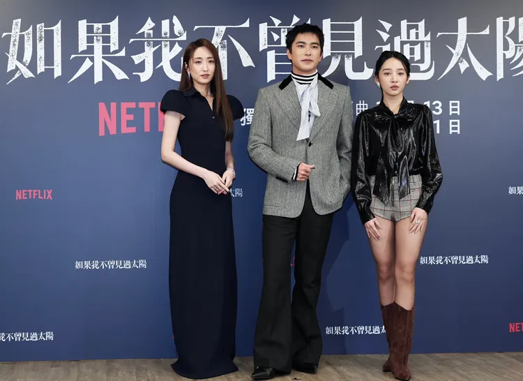 柯佳嬿（左）和李沐（右）被說像，中為曾敬驊。彭欣偉攝