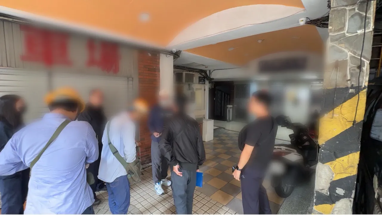 相关单位前来强制断水电。翻摄画面