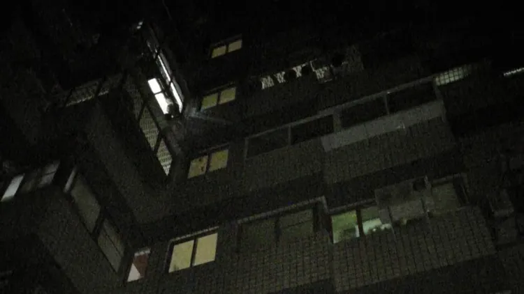 大樓傳出火警，消防隊到場發現，竟是75歲男子在客廳燃燒雜物。翻攝畫面