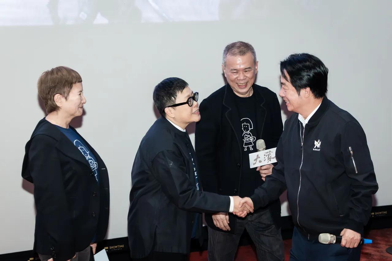 監製李烈（左起）、監製葉如芬、導演陳玉勳和總統賴清德。牽猴子提供