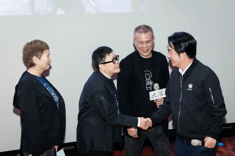 監製李烈（左起）、監製葉如芬、導演陳玉勳和總統賴清德。牽猴子提供