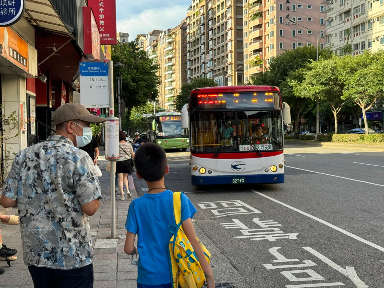 公车连续进站「想搭第2台」怎么拦？司机教暗号！手要这样举