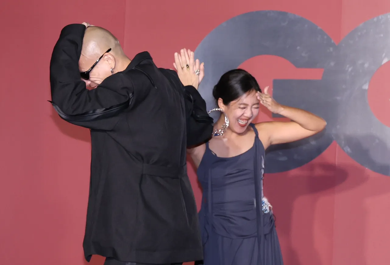 吕士轩（左）、李竺芯（右）一出场还互相撞到头。庄宗达摄