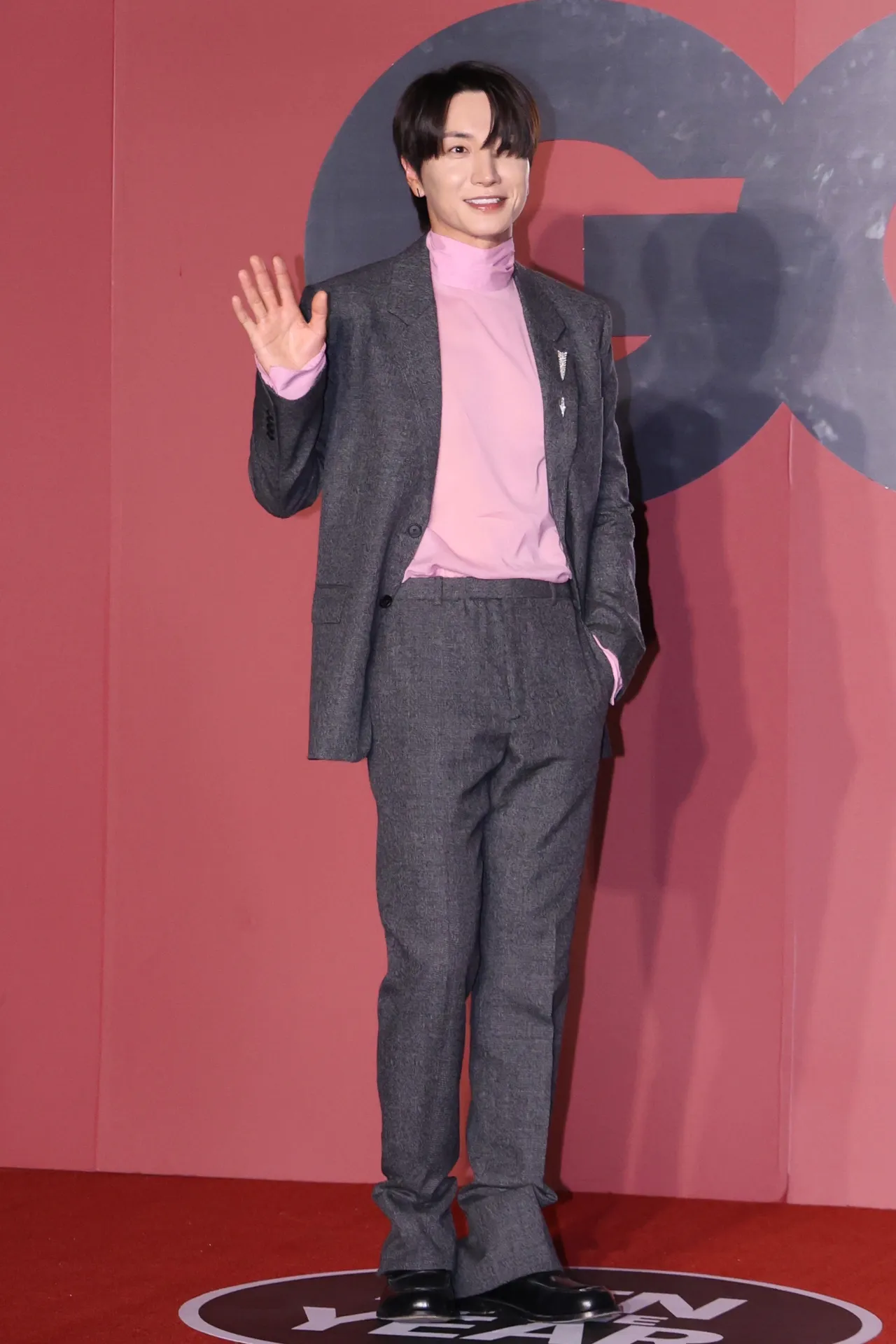 利特以粉紫色上衣搭配灰色西装出席「GQ MOTY 2025」。庄宗达摄