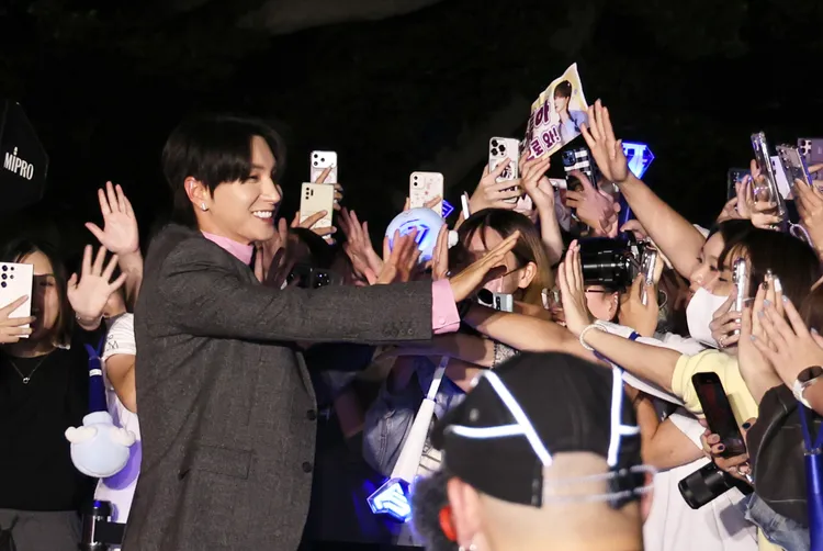 利特一出場就跟粉絲擊掌，超級寵粉。莊宗達攝