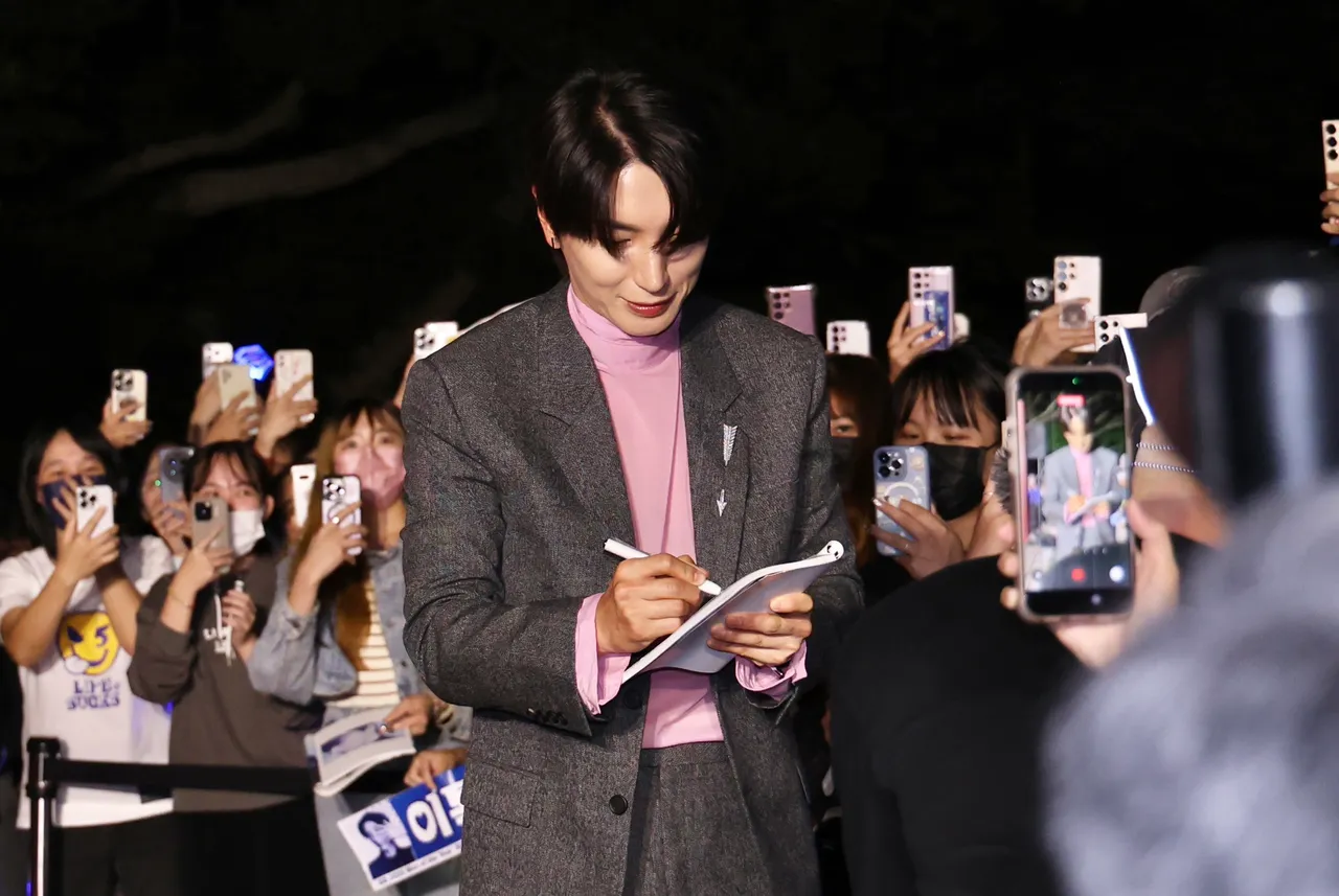 利特一出场就帮粉丝签名。庄宗达摄