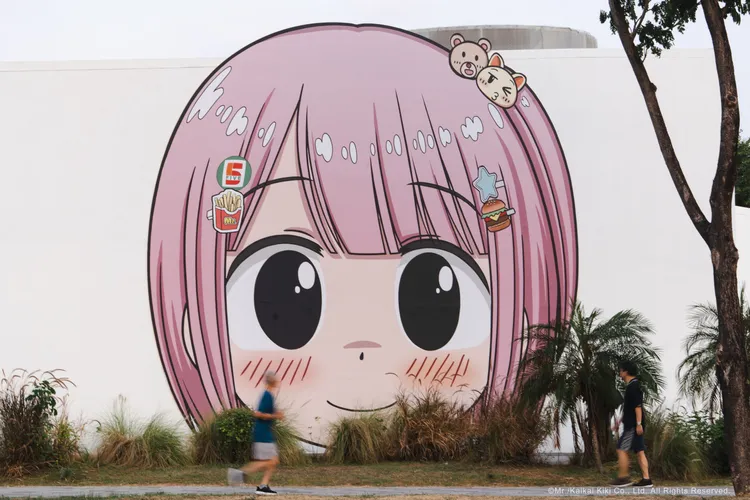 《Mr.の奇想愛情》展覽在場館外牆設置大型戶外少女角色。翻攝畫面