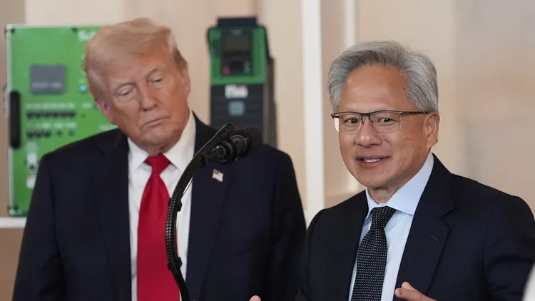 美国总统川普（左）与辉达执行长黄仁勋。美联社资料照片
