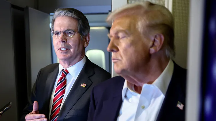 美国总统川普（右）与财政部长贝森特。路透社
