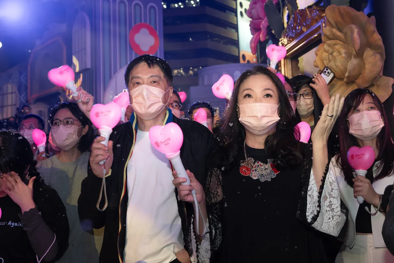 统一集团的董事长罗智先现场与民众共同见证13米高圣诞树和周边浪漫灯区点亮