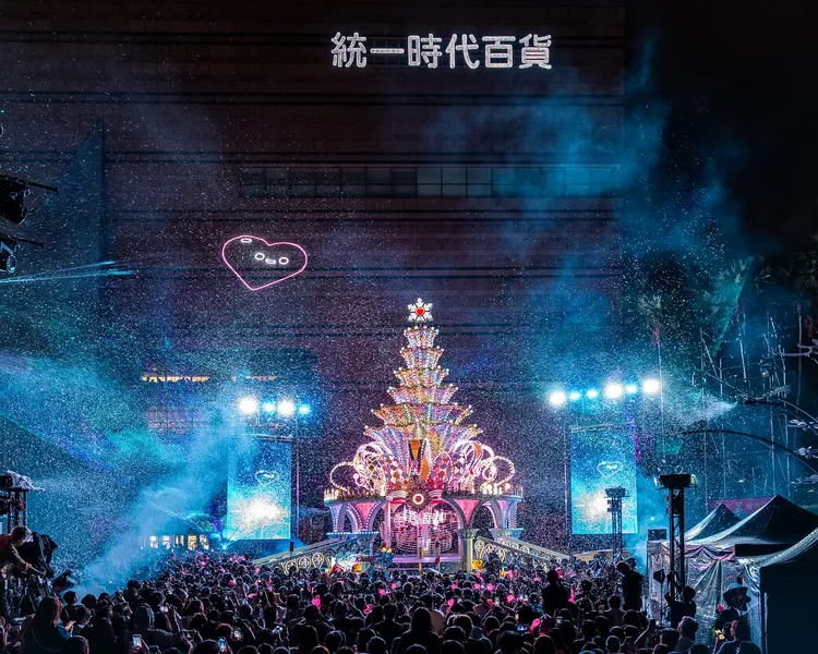 高雄夢時代則有威尼斯大運河與著名的里阿爾托橋，營造河岸浪漫造景