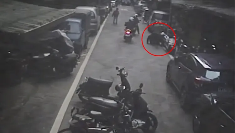 王姓騎士被車壓在路邊。翻攝畫面