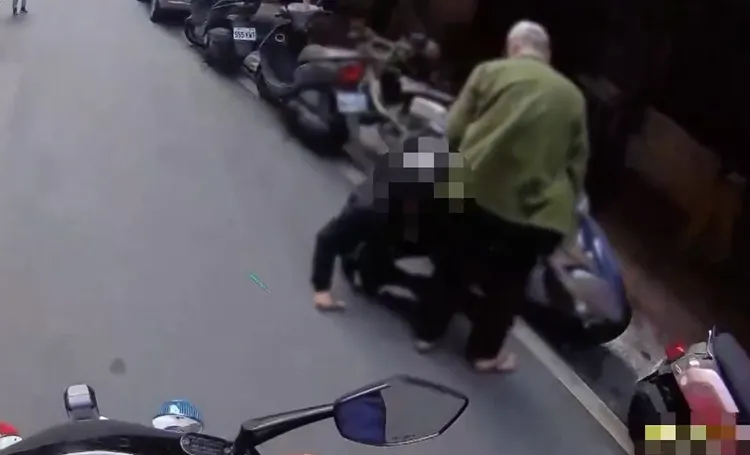 骑士被车压在路边，实际上是毒驾。翻摄画面