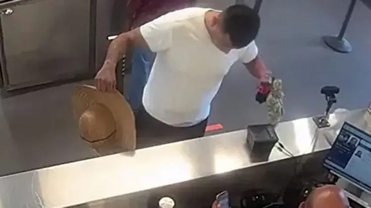 马丁内斯过海关时被发现异常。翻摄自《纽约邮报》