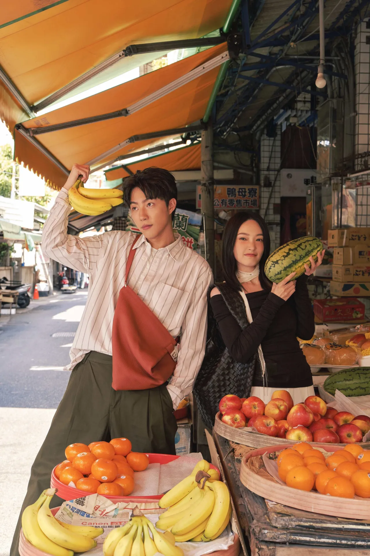 蔡凡熙（左）和林映唯带路旅游。好工作娱乐提供