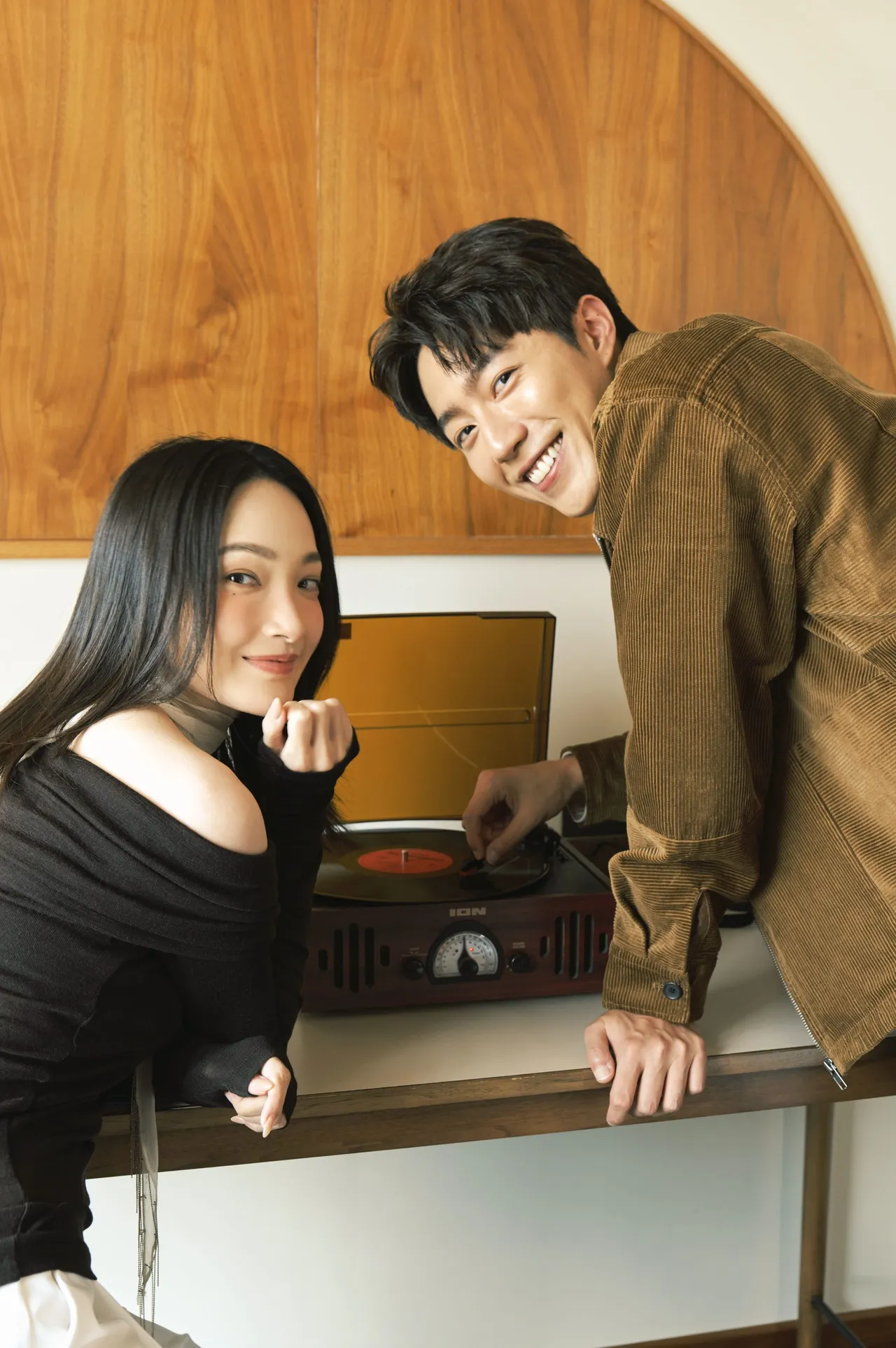 台南出生艺人林映唯（小美）与蔡凡熙为旅人规划路线。好工作娱乐提供