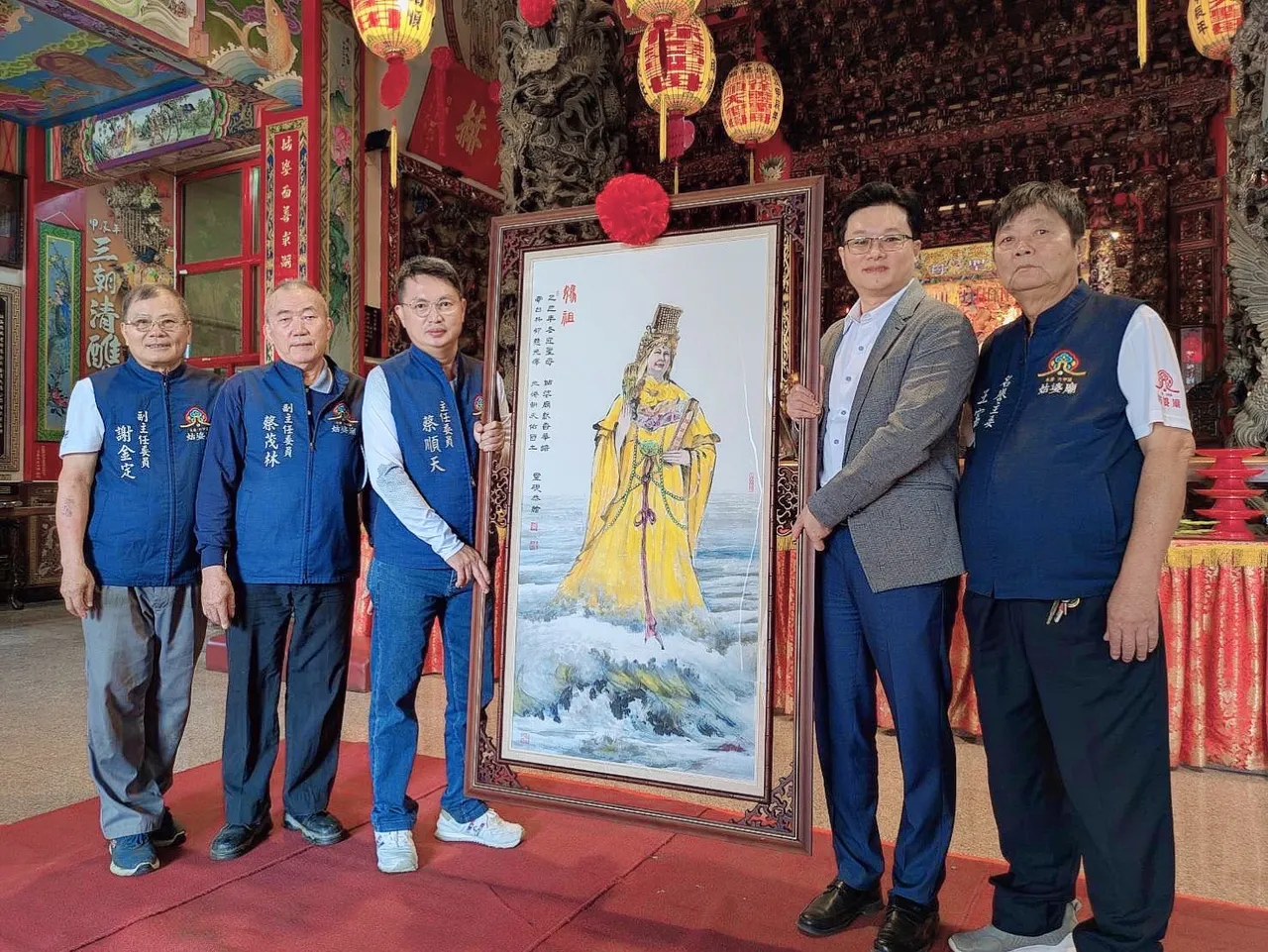 台南市府副秘书长徐健麟(右2)日前赴永康姑婆庙将创作的「妈祖圣像」画作送给庙方。永康姑婆庙提供
