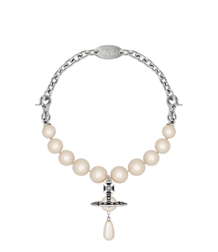 Vivienne Westwood X NANA 珍珠土星項鍊，2萬3000元。品牌提供