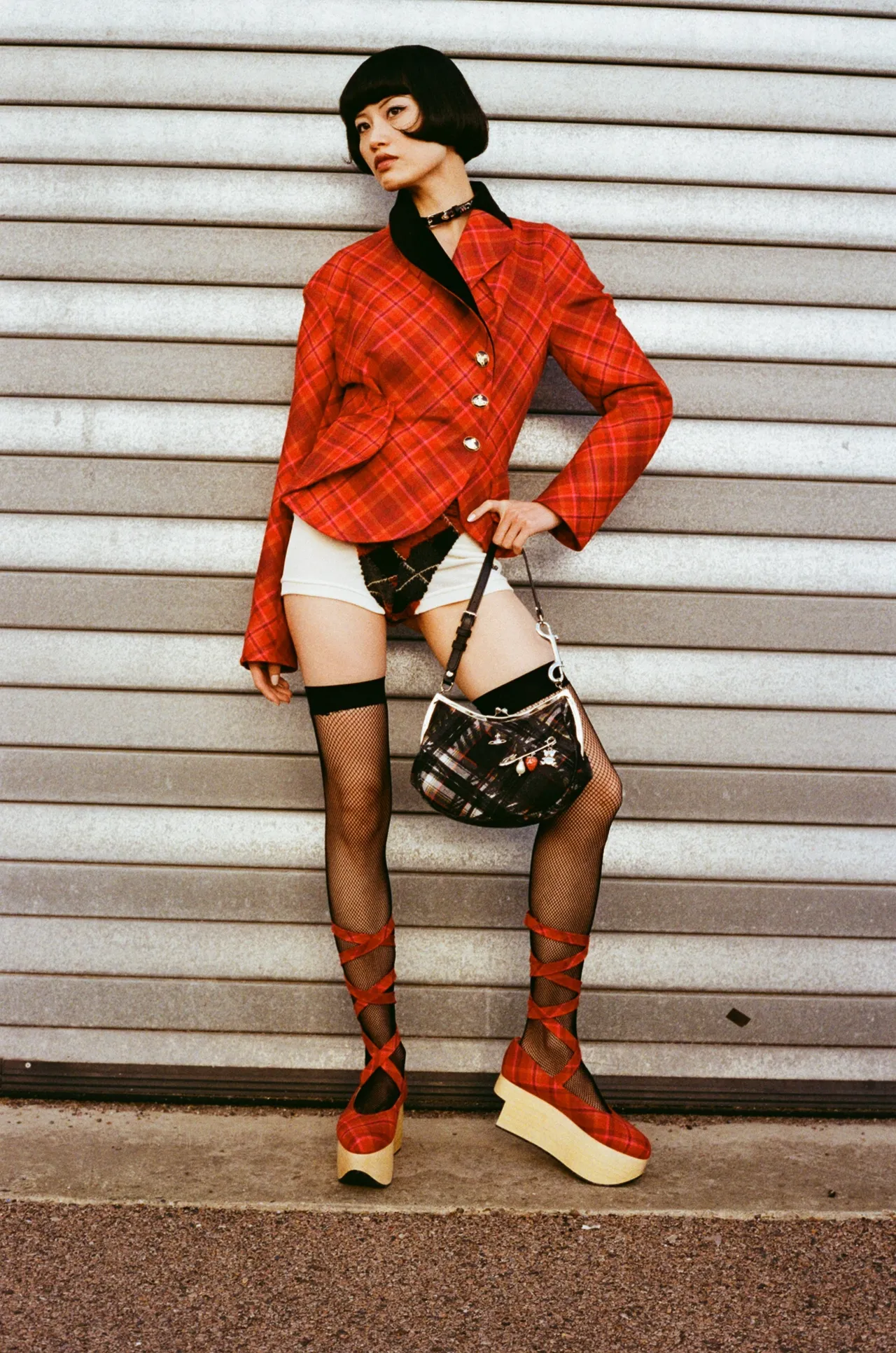 带有摇滚精神的时髦造型唤醒《NANA》粉丝的青春记忆。品牌提供