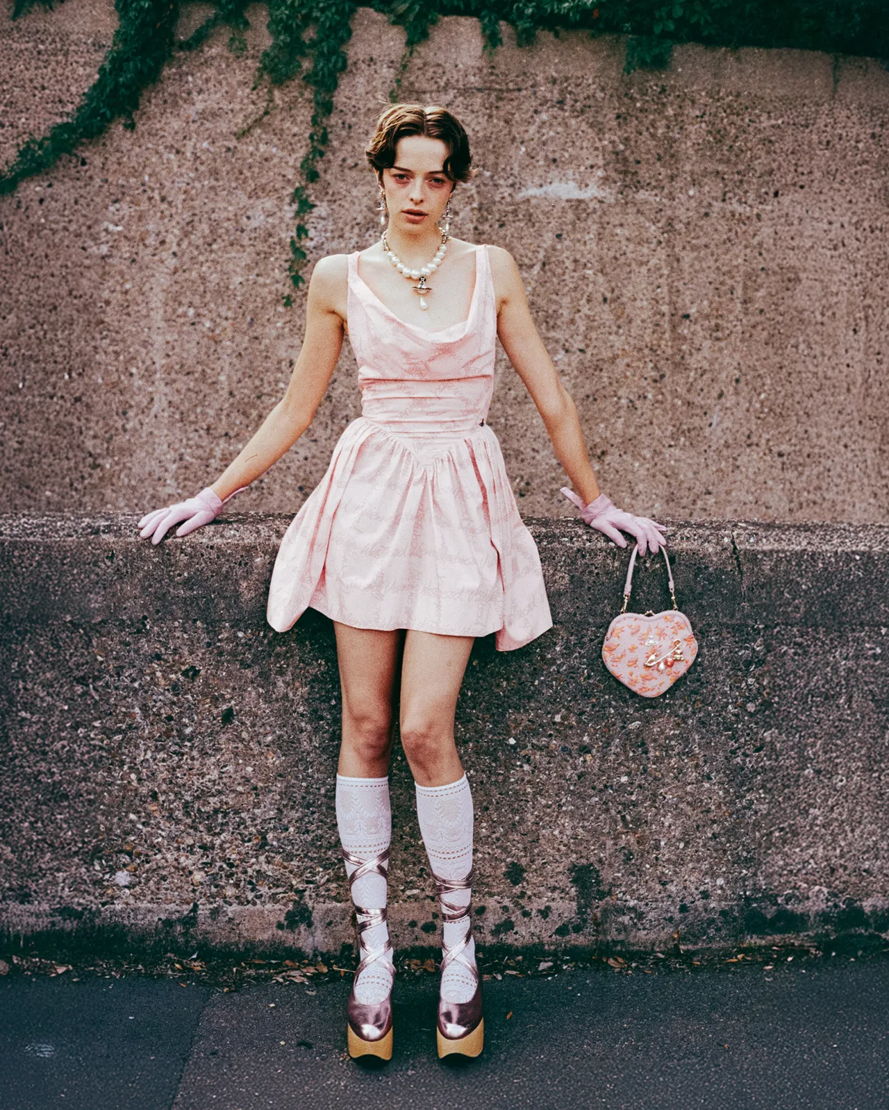 联名系列还原了《NANA》主角的穿搭风格。品牌提供