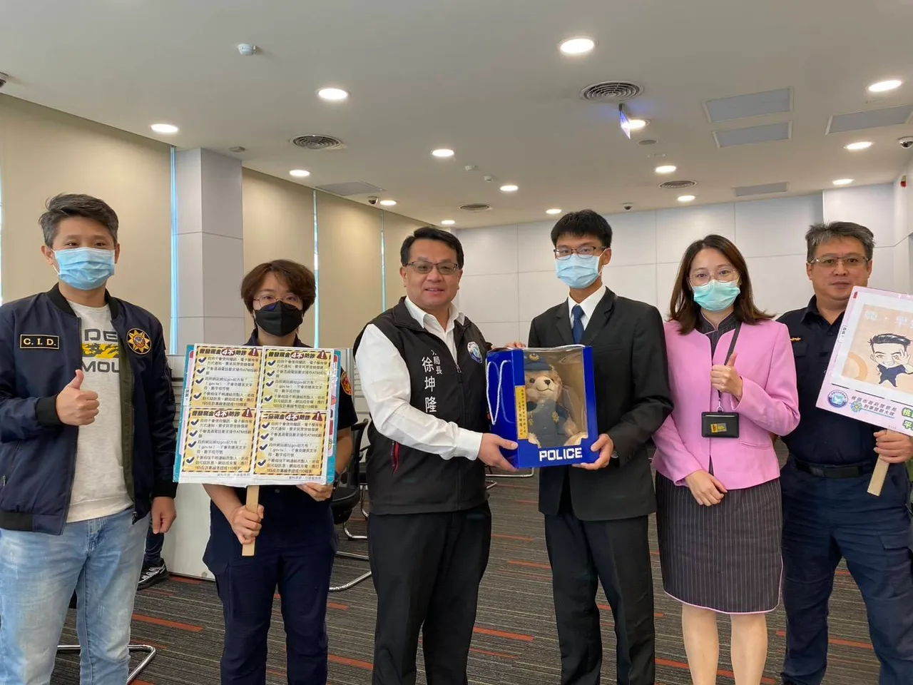 平镇警分局长徐坤隆表扬阻诈有功行员。平镇警分局提供