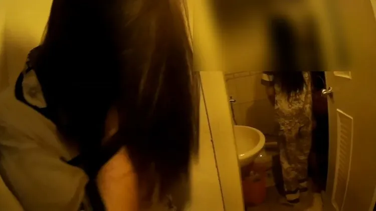 警方在浴室揪出應召女。桃園警分局提供