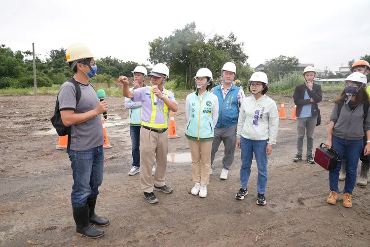 林岱樺13日前往仁武十九灣滯洪池關心防災及施工進度。翻攝畫面