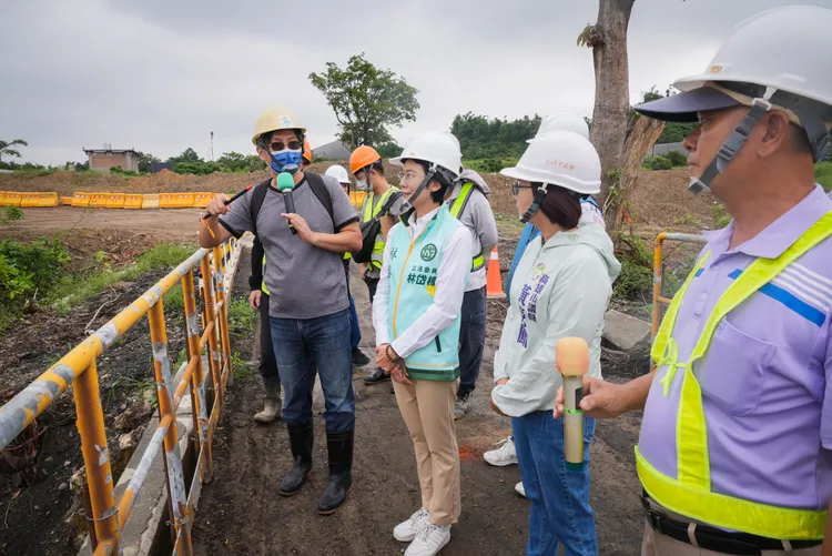 林岱桦13日前往仁武十九湾滞洪池关心防灾及施工进度。翻摄画面