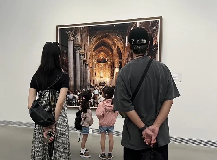 簡嫚書與老公常和兩個女兒有逗趣互動。翻攝自簡嫚書IG