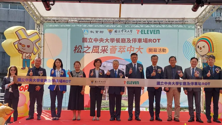 經濟部商業發展署長蘇文玲參加統一超商X-STORE第9店、自動化門市取貨微型倉啟用典禮，現場與會者包括統一超商、財政部、教育部、中央大學等代表。經濟部提供 